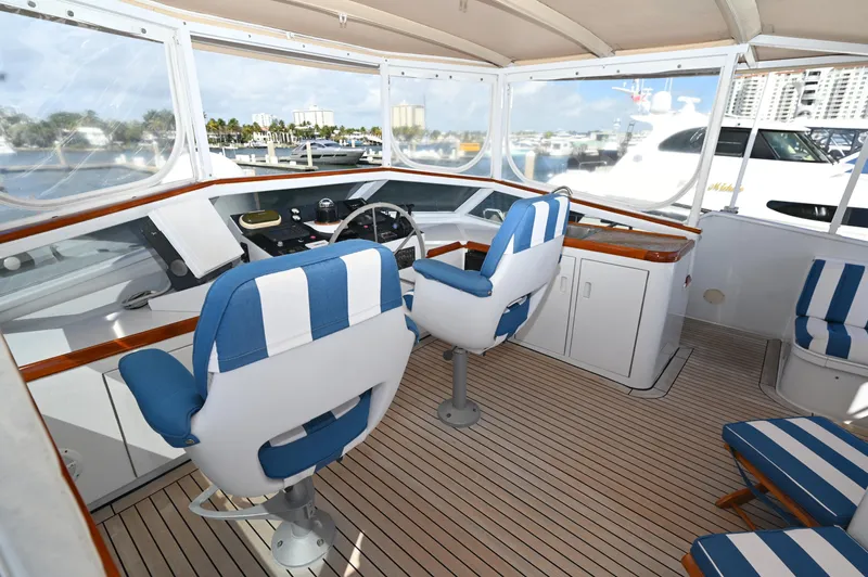 Captivator Yacht Photos Pics 