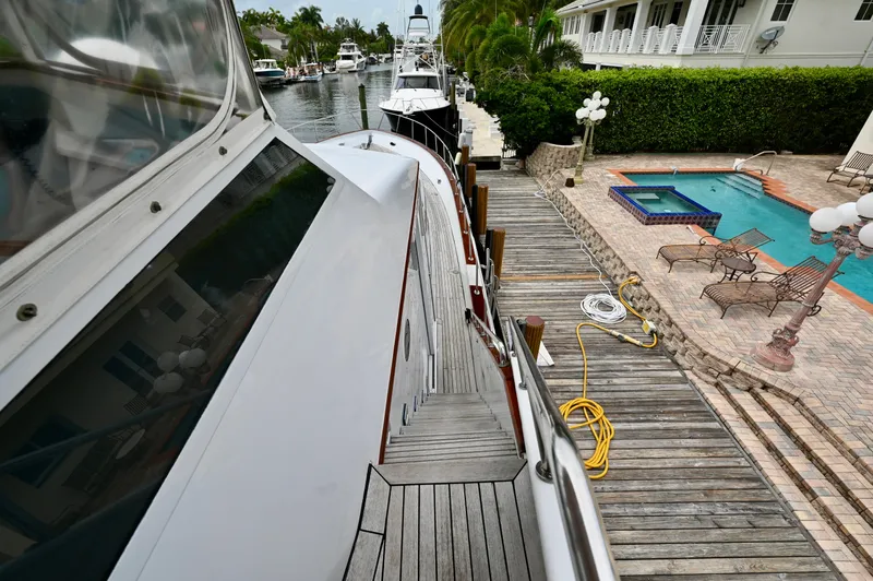 Captivator Yacht Photos Pics 