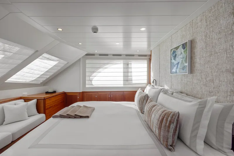 Archipelago Yacht Photos Pics Luxurious bedroom interior of 2005 Moonen Displacement Yacht with elegant decor and natural light.