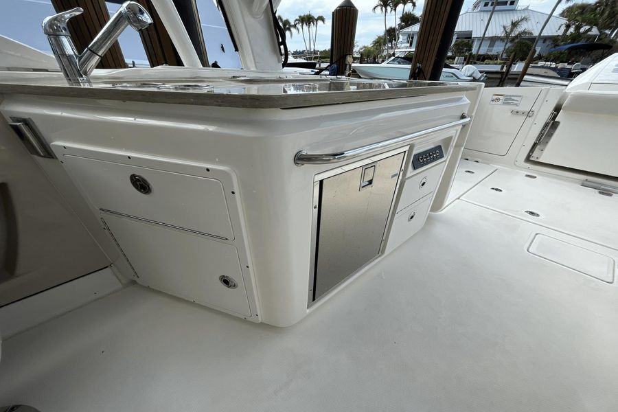 2021 Boston Whaler 320 Vantage
