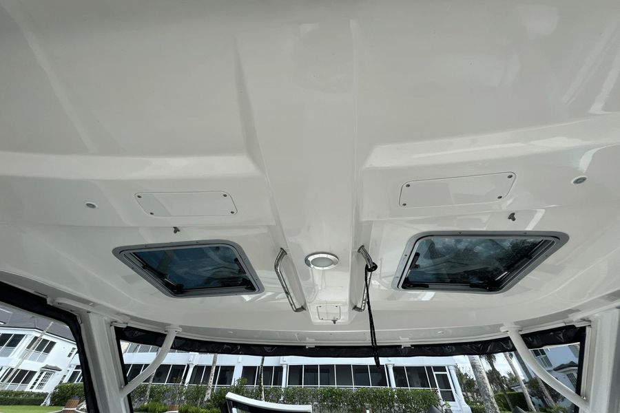 2021 Boston Whaler 320 Vantage