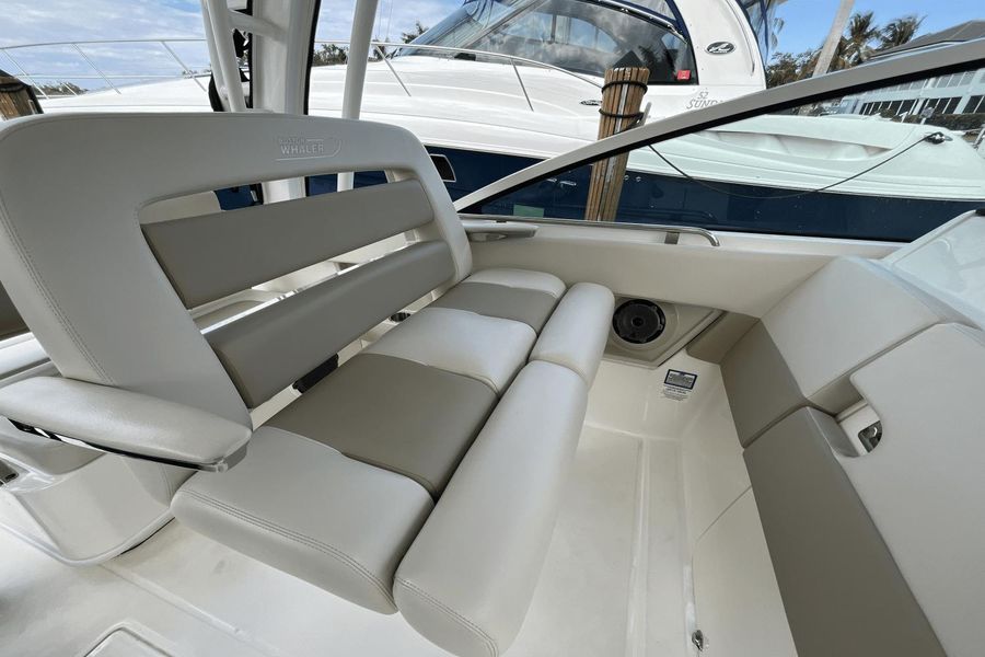 2021 Boston Whaler 320 Vantage