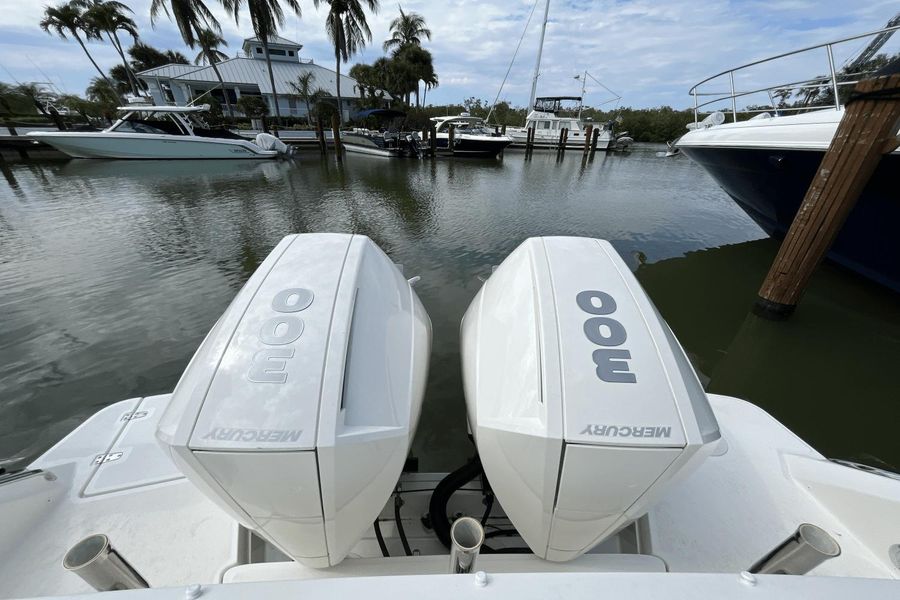 2021 Boston Whaler 320 Vantage