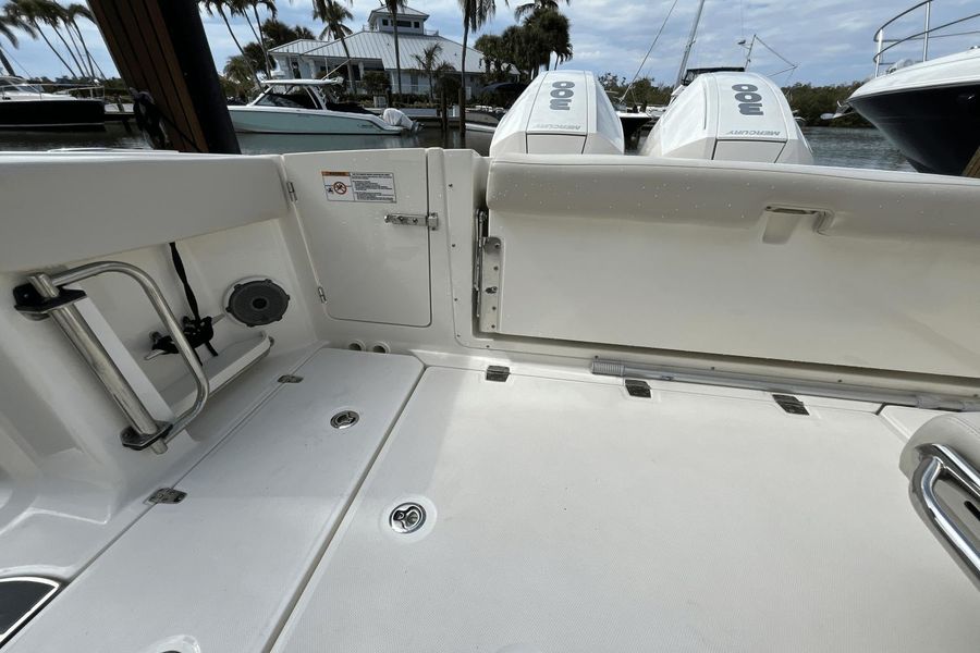 2021 Boston Whaler 320 Vantage