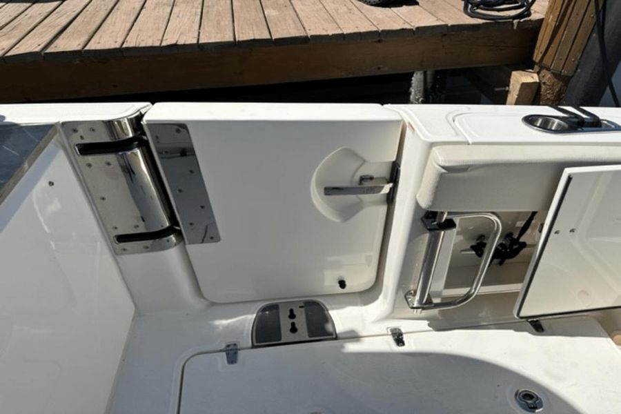 2021 Boston Whaler 320 Vantage