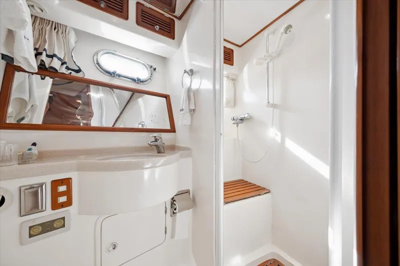  Yacht Photos Pics Guest Head