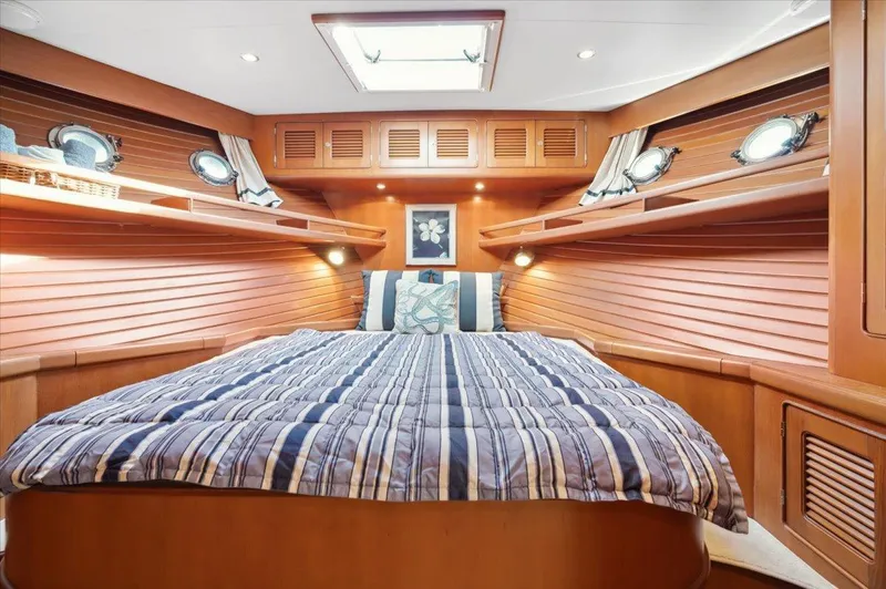  Yacht Photos Pics Forward Guest Cabin