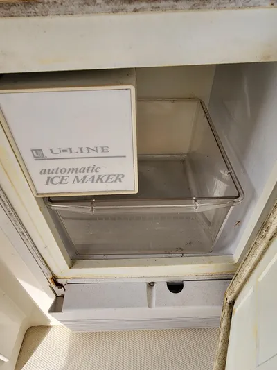  Yacht Photos Pics U-Line automatic ice maker inside a 2001 Sea Ray 410 Express Cruiser.