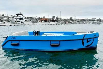Vision Marine Technologies Volt 180