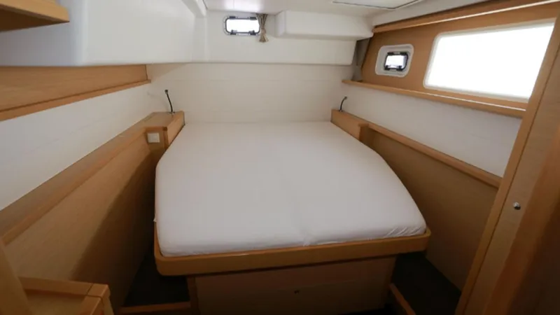  Yacht Photos Pics 2017 Lagoon 450 F cabin interior with bed, wooden finish, and windows.