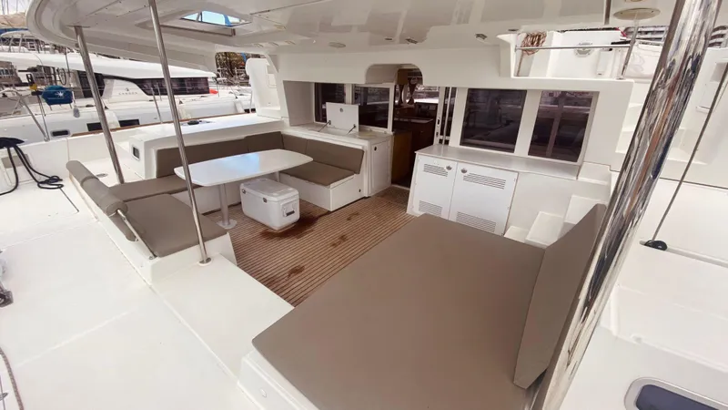  Yacht Photos Pics 2017 Lagoon 450 F yacht interior with spacious seating and dining area.