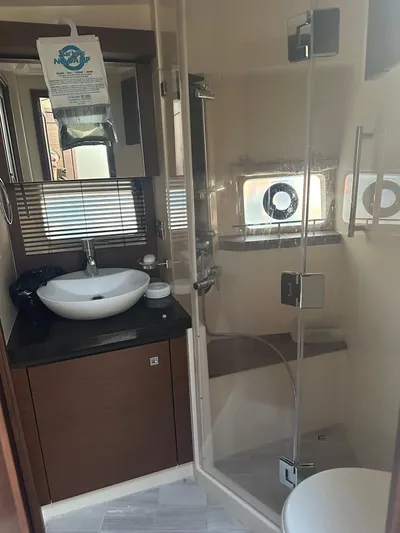  Yacht Photos Pics 2015 Sea Ray 510 Fly yacht bathroom with modern sink and shower.