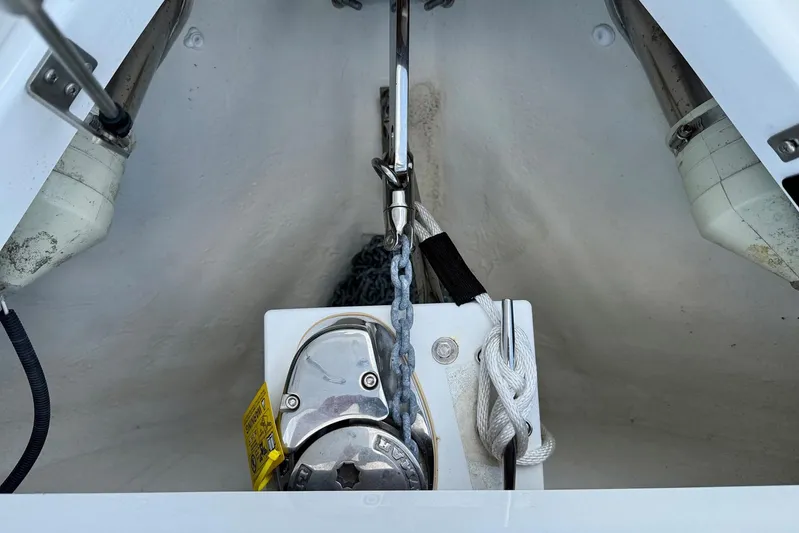 Drama Free Yacht Photos Pics Anchor system of 2022 Cobalt R30 boat, featuring chain and rope setup.
