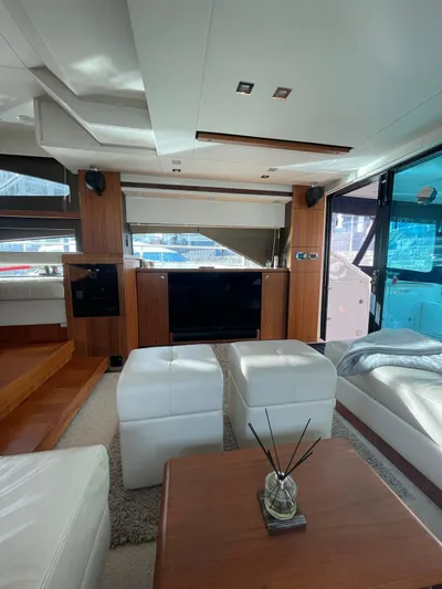  Yacht Photos Pics Fairline Squadron 58 - Saloon entertainment unit