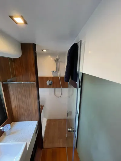 Yacht Photos Pics Fairline Squadron 58 - Master mid cabin en-suite shower