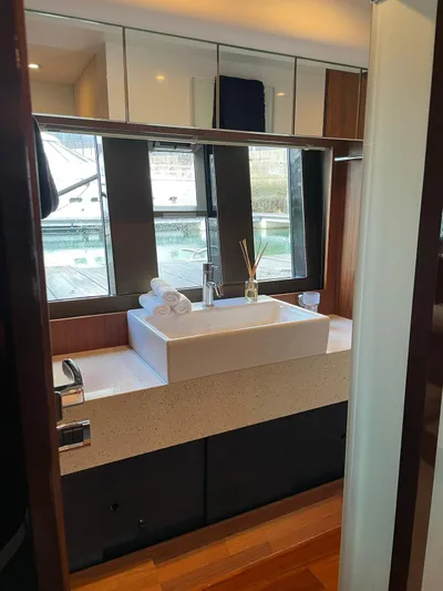  Yacht Photos Pics Fairline Squadron 58 - Master mid cabin en-suite