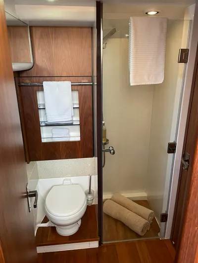  Yacht Photos Pics Fairline Squadron 58 - Day head