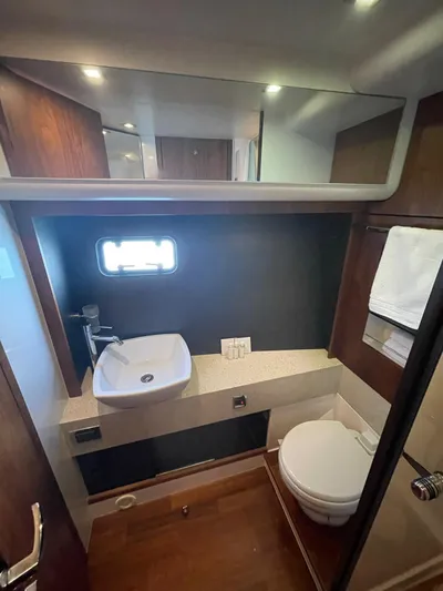 Yacht Photos Pics Fairline Squadron 58 - Fore cabin en-suite access to day head