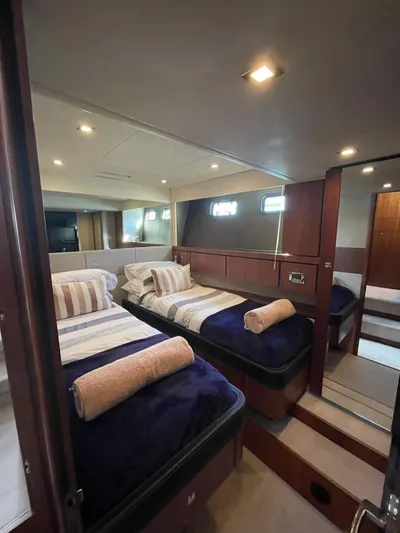  Yacht Photos Pics Fairline Squadron 58 - Guest twin cabin