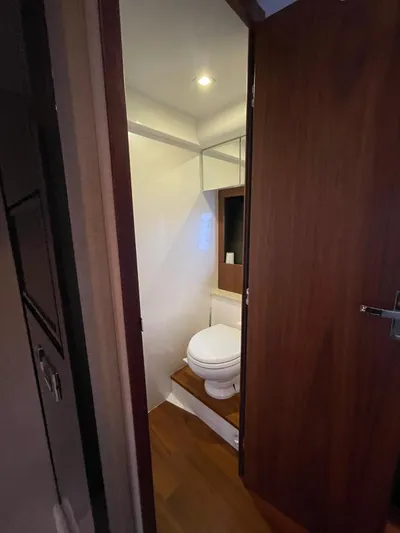  Yacht Photos Pics Fairline Squadron 58 - Master mid cabin en-suite head