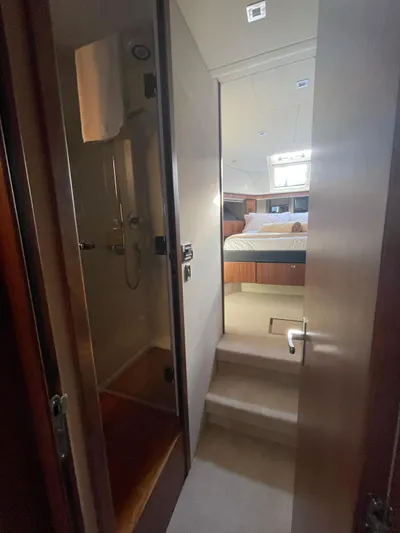  Yacht Photos Pics Fairline Squadron 58 - Fore cabin en-suite access to day head
