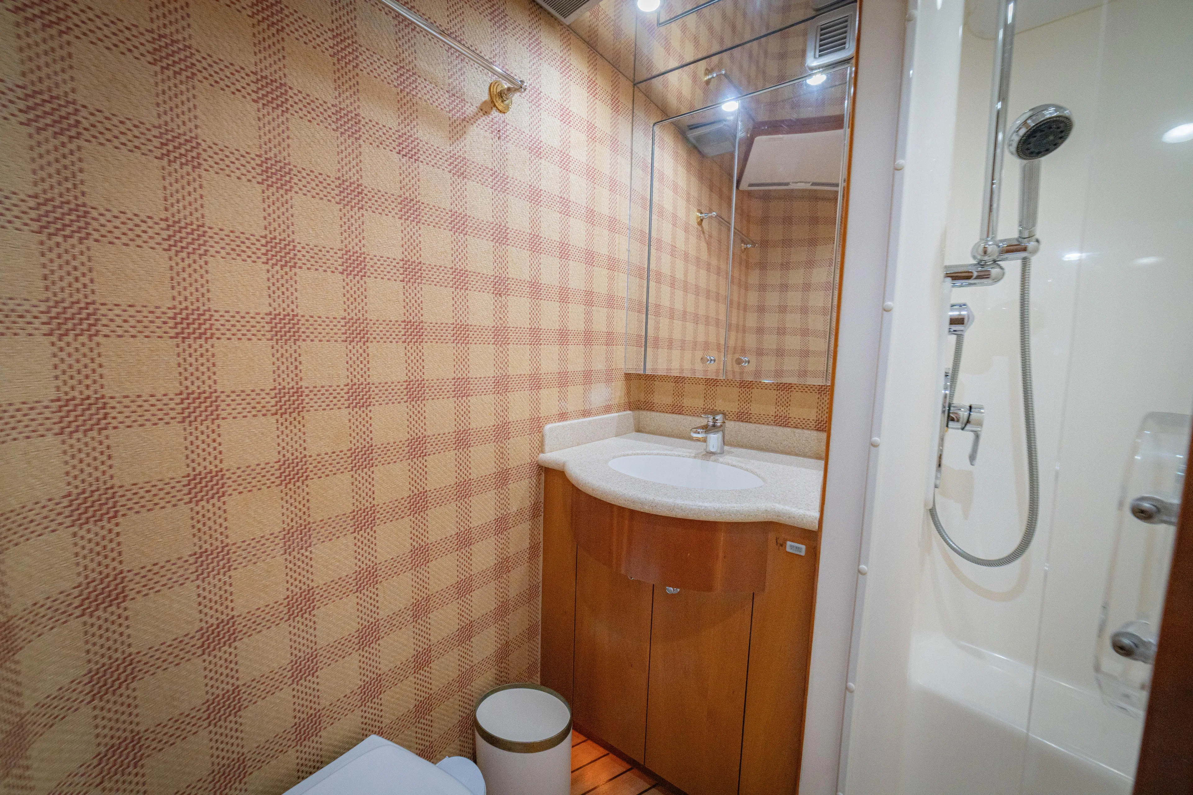 Marlin Clipper Yacht Photos Pics 2005 68' Hatteras Enclosed Bridge Marlin Clipper Guest Head