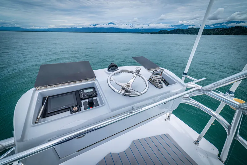 Marlin Clipper Yacht Photos Pics 2005 68' Hatteras Enclosed Bridge Marlin Clipper Upper Helm