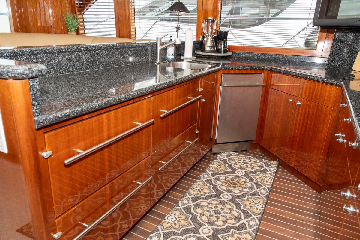 2002 Hatteras 63 