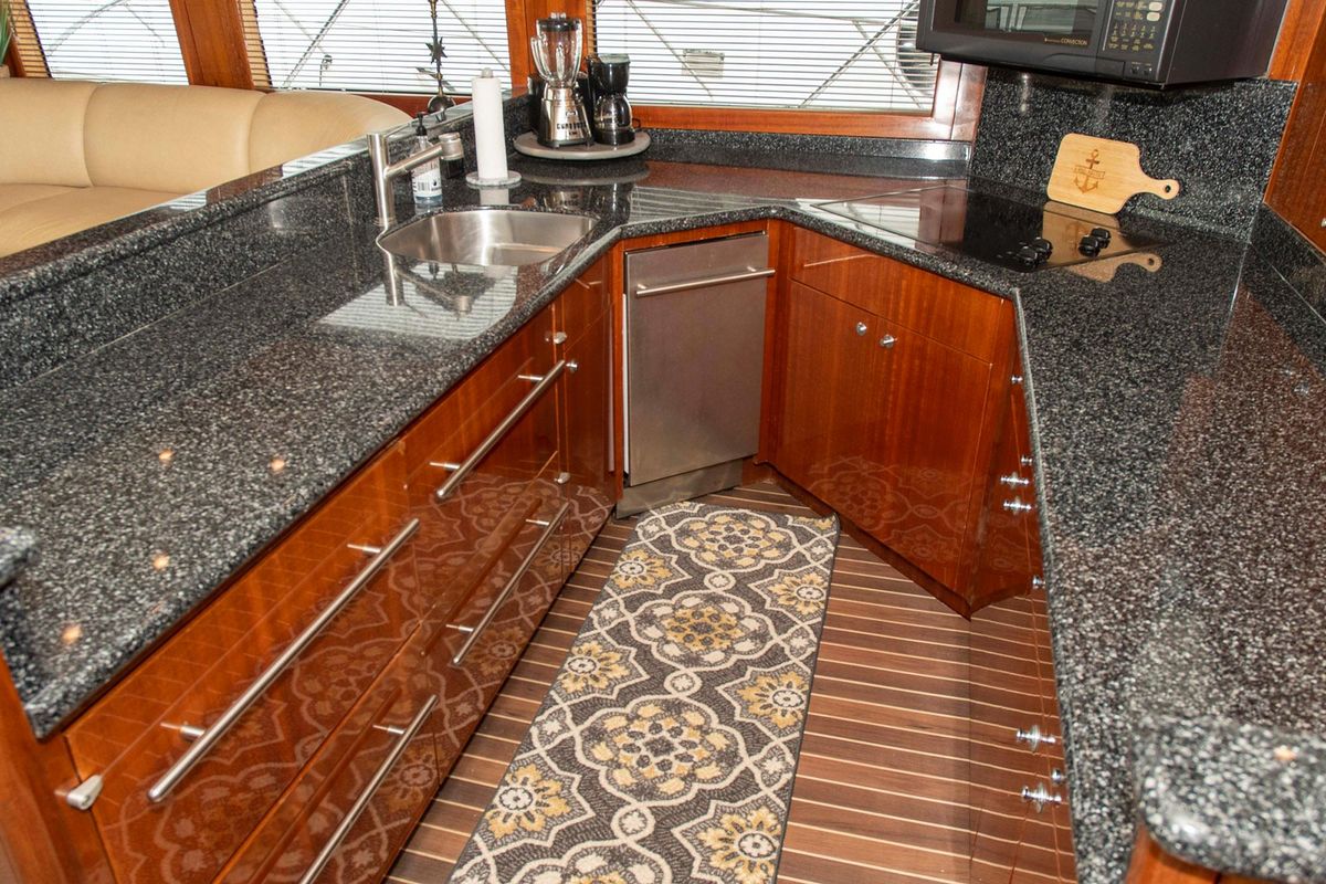 2002 Hatteras 63 