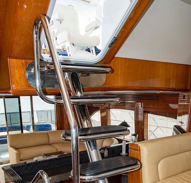 2002 Hatteras 63 