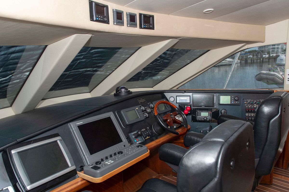 2002 Hatteras 63 