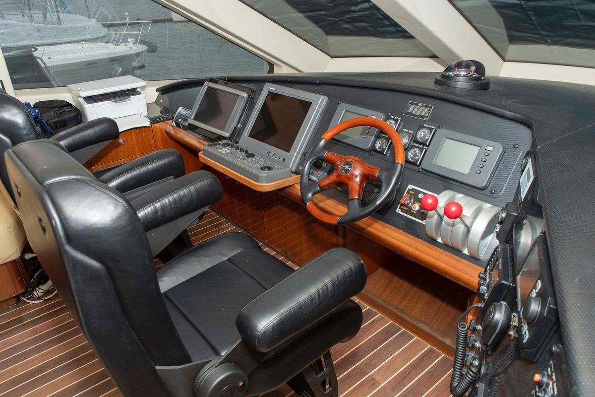 2002 Hatteras 63 