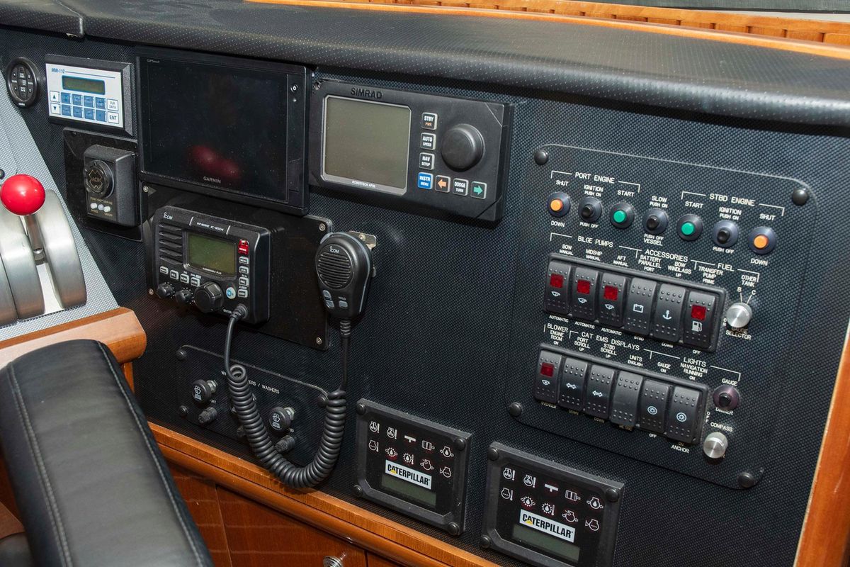 2002 Hatteras 63 