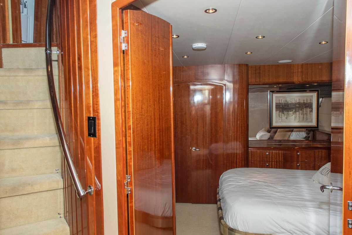 2002 Hatteras 63 