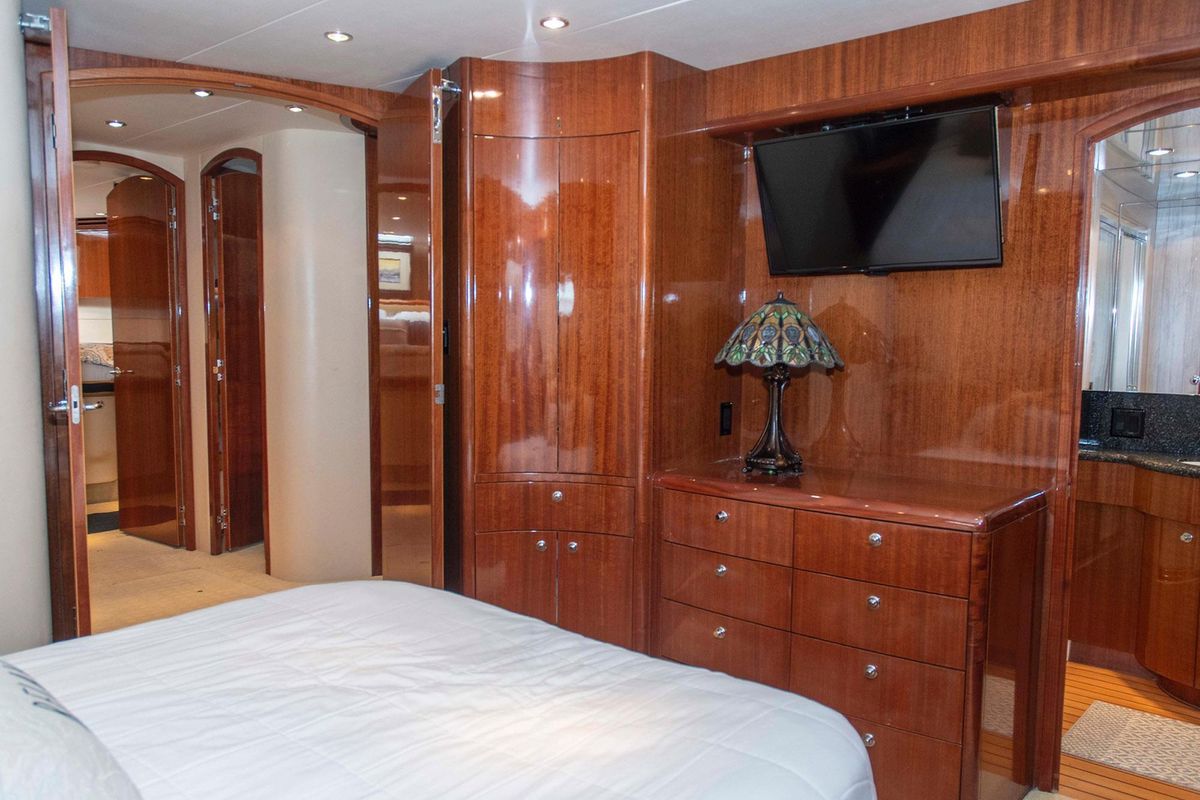 2002 Hatteras 63 