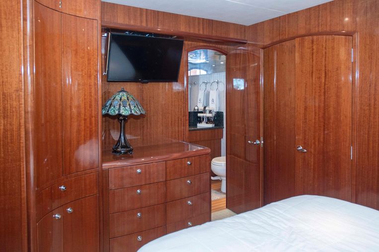 2002-63-hatteras-63-raised-pilothouse-motor-yacht