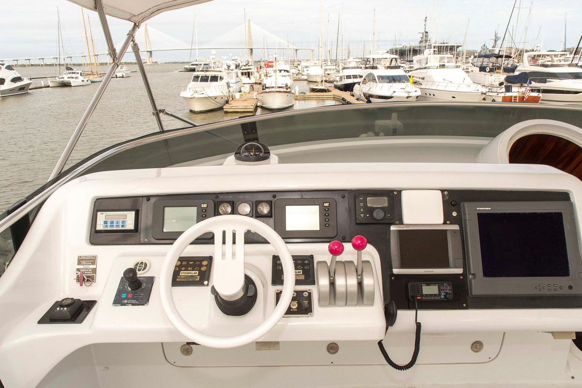 2002 Hatteras 63 