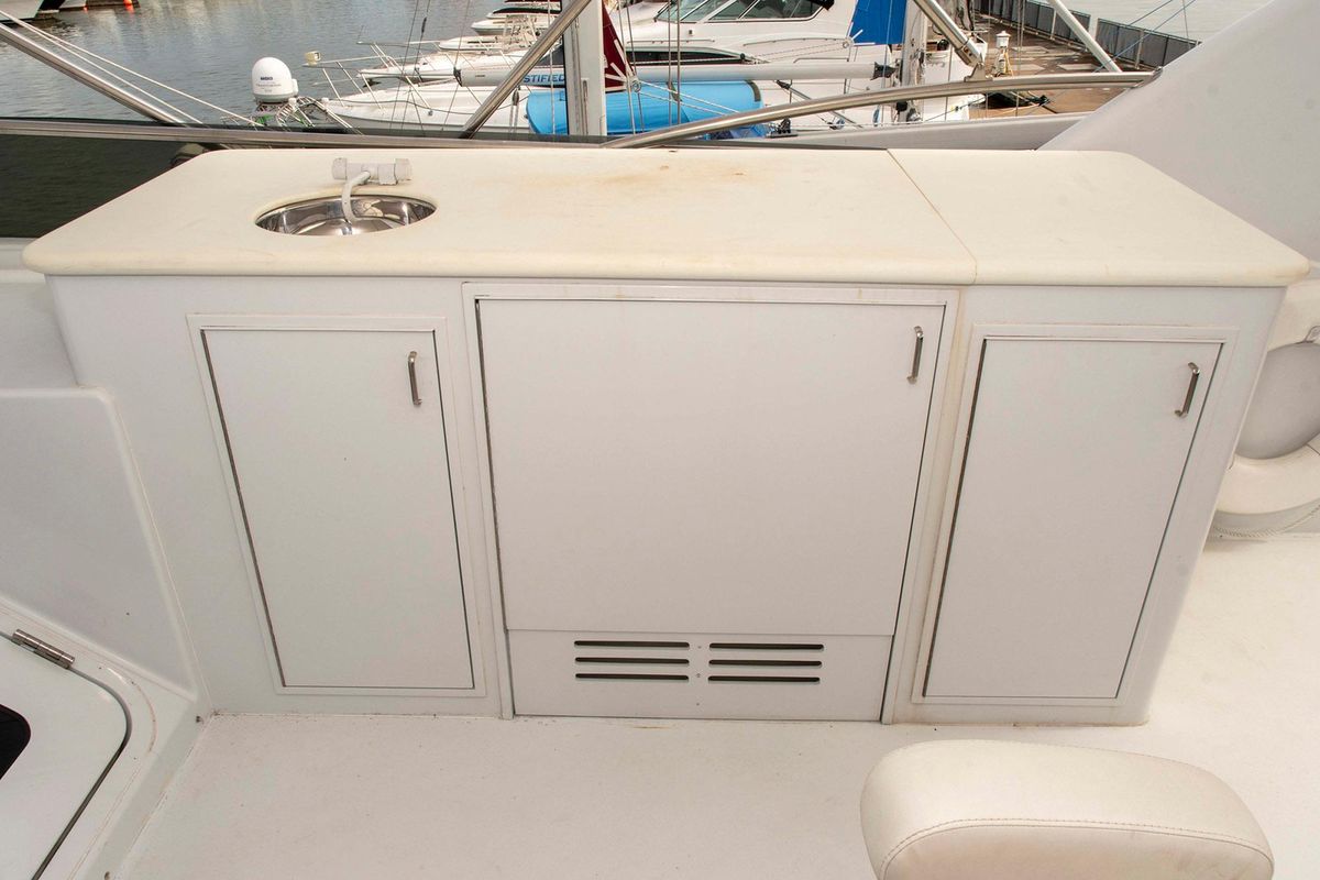 2002 Hatteras 63 