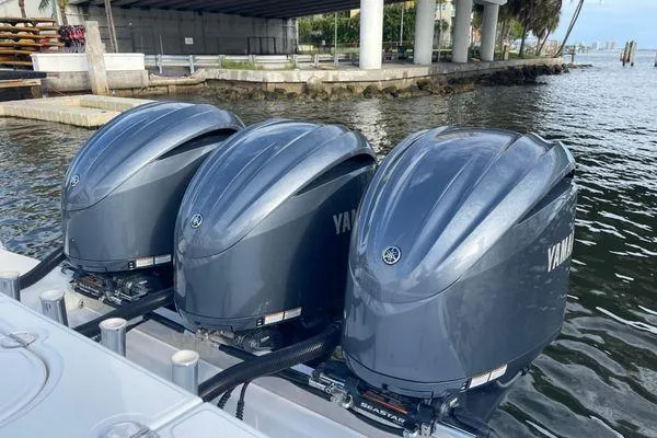 Last Resort Yacht Photos Pics Triple Yamaha outboard engines on a 2013 Bahama 41 Open Fisherman boat.