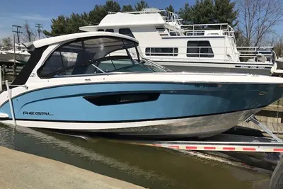 Regal 3300 Bow Rider