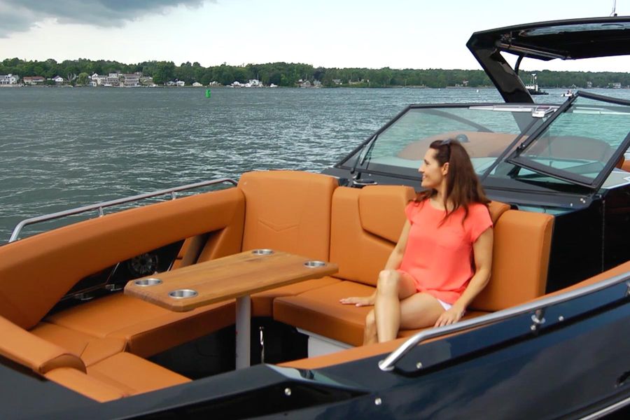 2022 Cruisers Yachts 338 - OB SOUTH BEACH EDITION