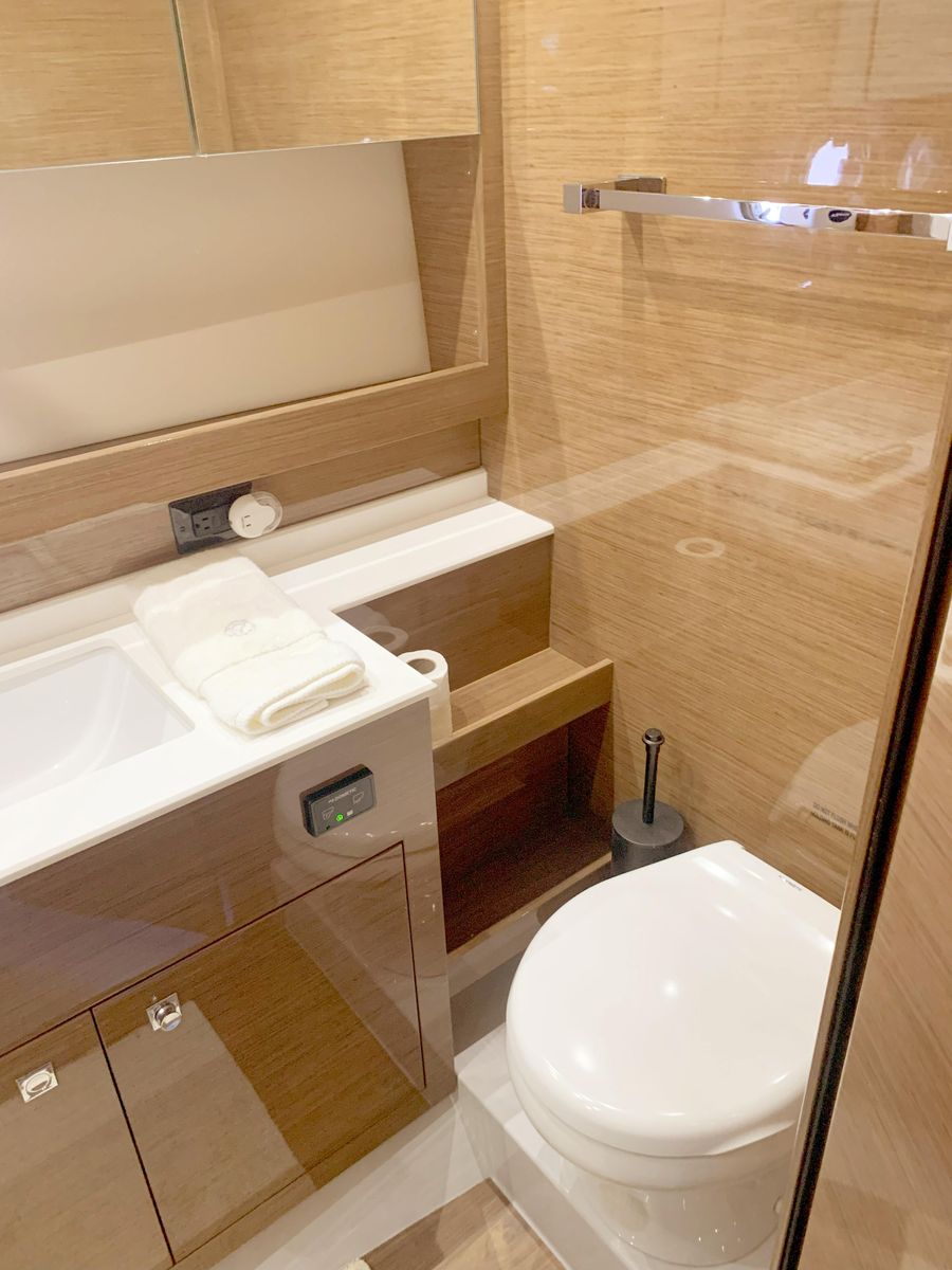 2018 Cruisers Yachts 54 