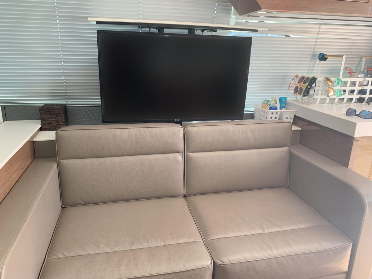 2018 Cruisers Yachts 54 