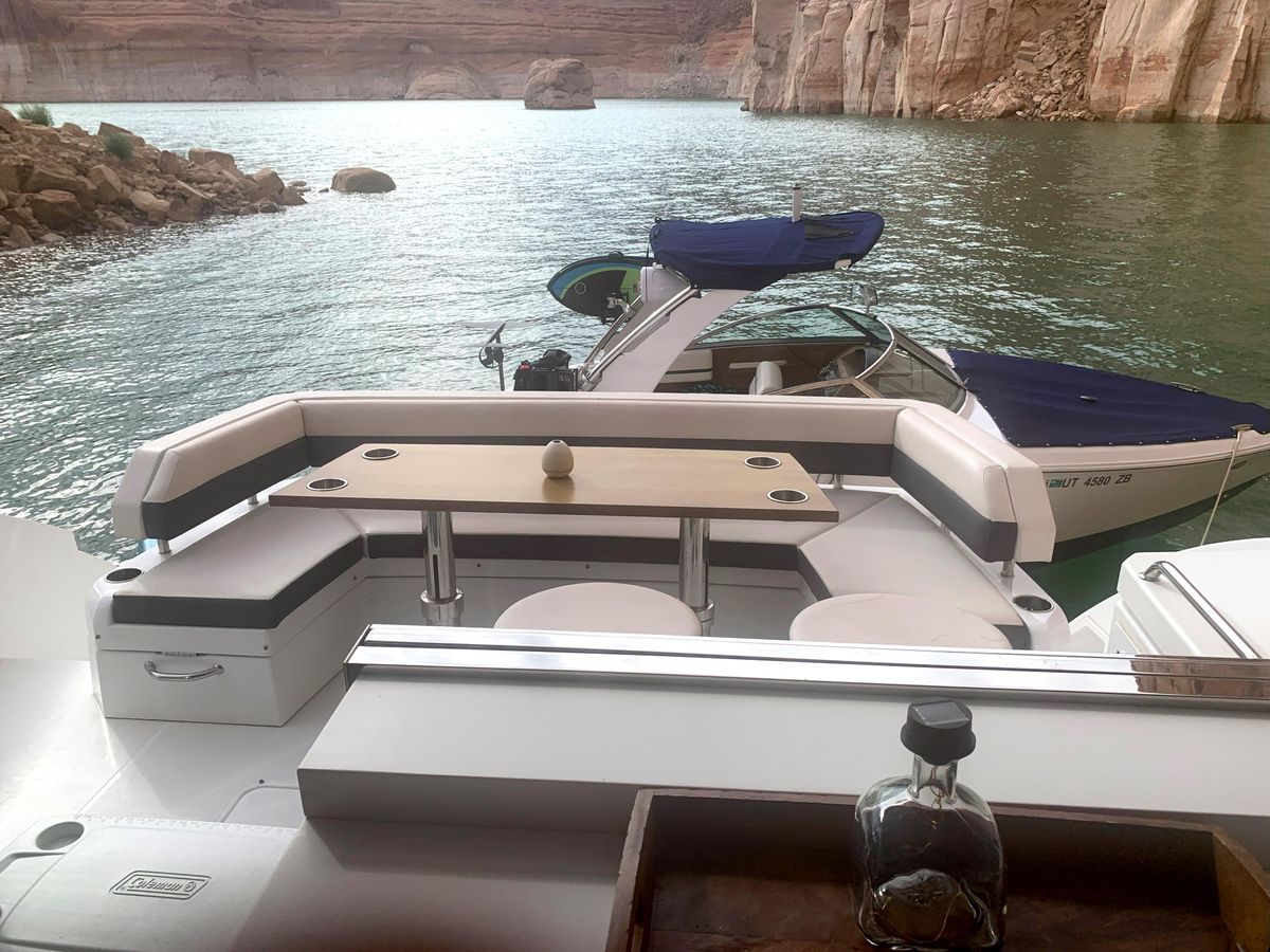 2018 Cruisers Yachts 54 