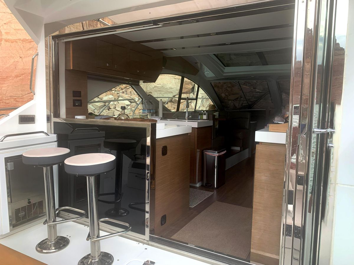 2018 Cruisers Yachts 54 