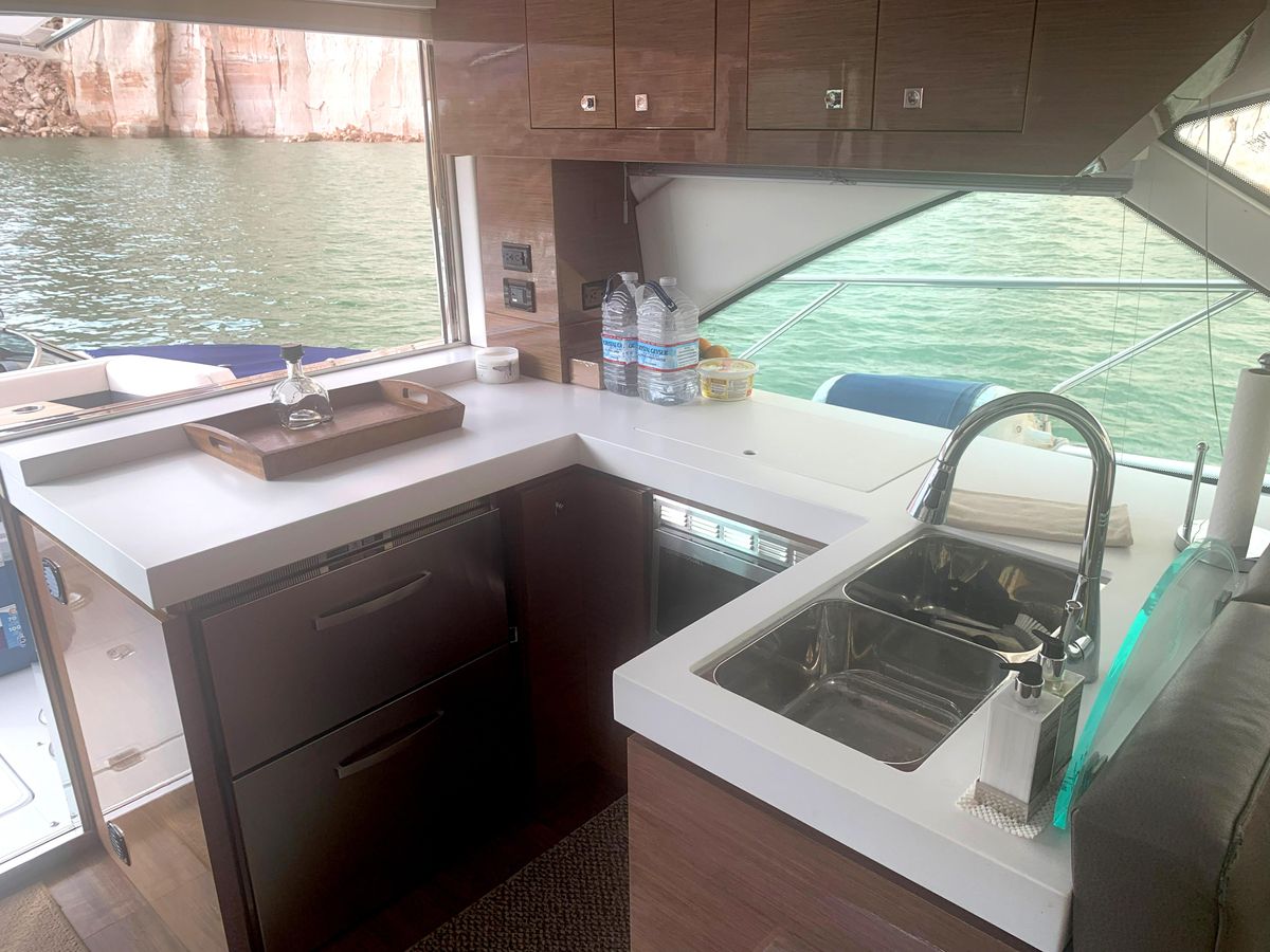 2018 Cruisers Yachts 54 