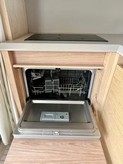  Yacht Photos Pics 2016 BENETEAU MONTE CARLO 5 - Image 17