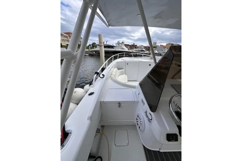  Yacht Photos Pics 1996 Itrepid 35 Cuddy boat interior, featuring sleek design and modern amenities.