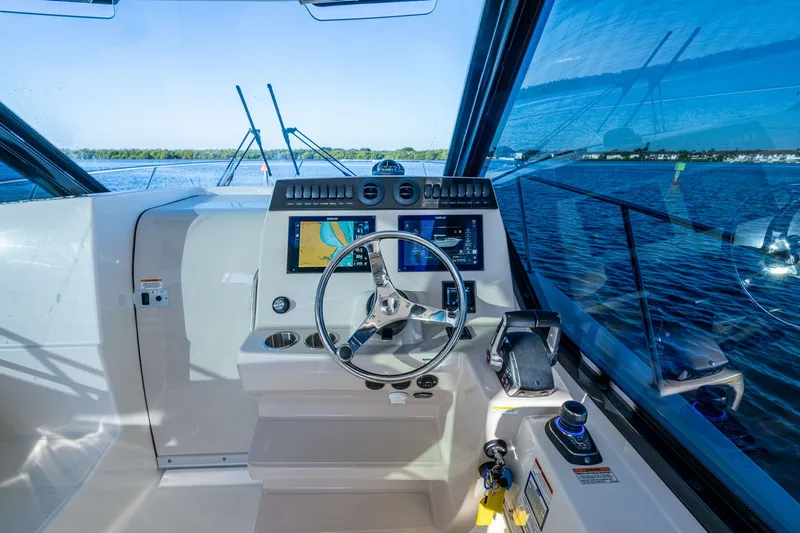  Yacht Photos Pics 2023 BOSTON WHALER 325 CONQUEST - Image 32