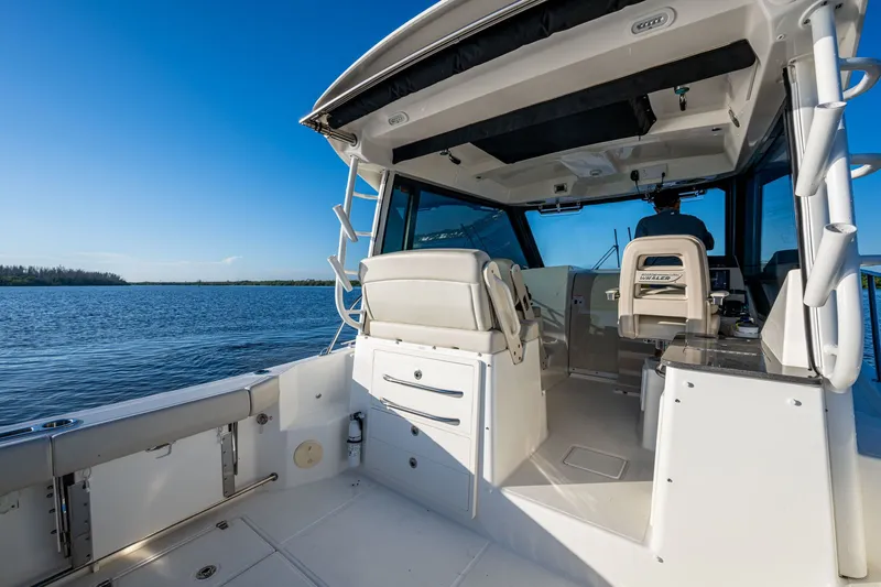  Yacht Photos Pics 2023 BOSTON WHALER 325 CONQUEST - Image 24